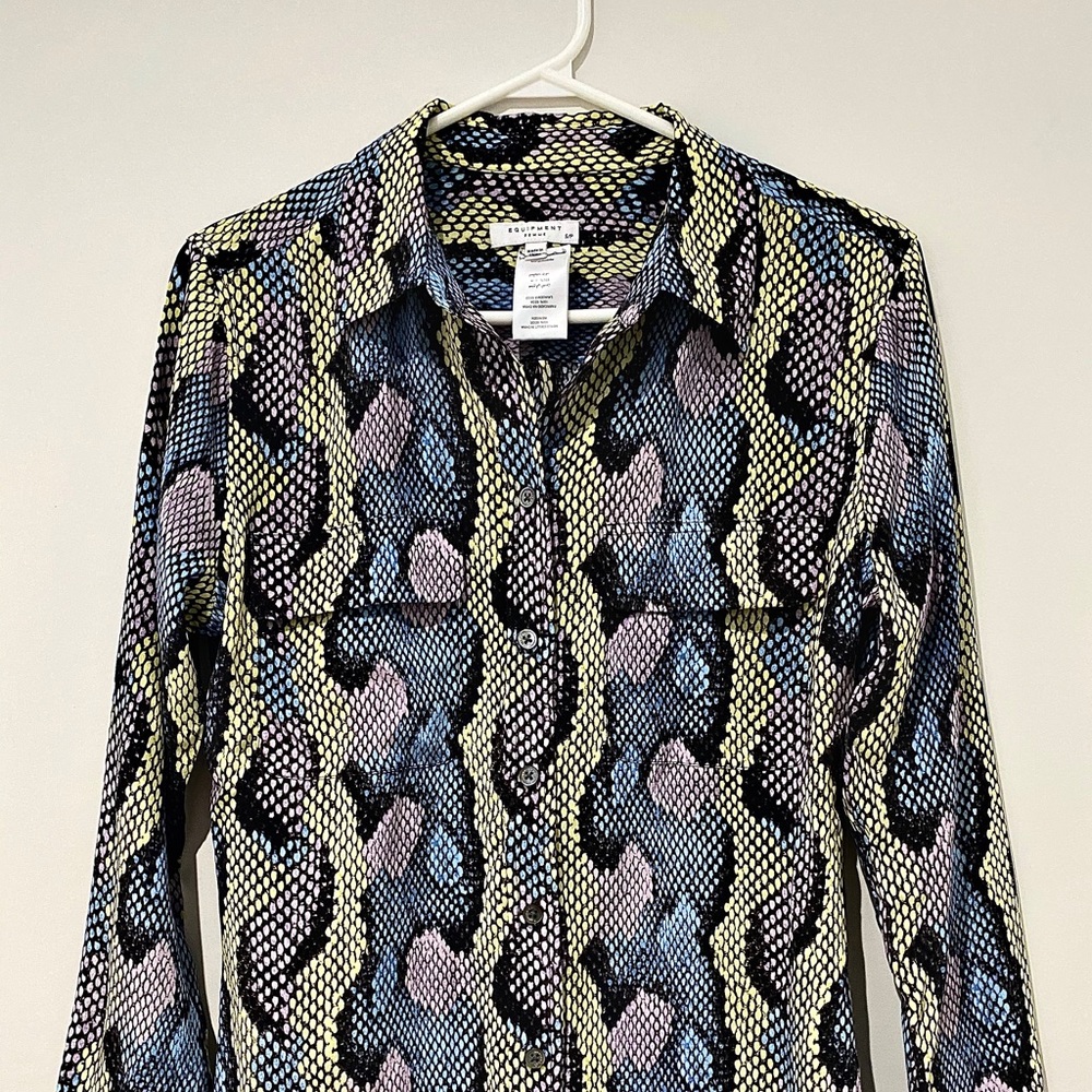 ÉQUIPEMENT silk shirt snake pattern size small.